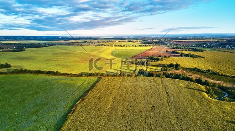 九月农业田野空中全景图。阳光明
