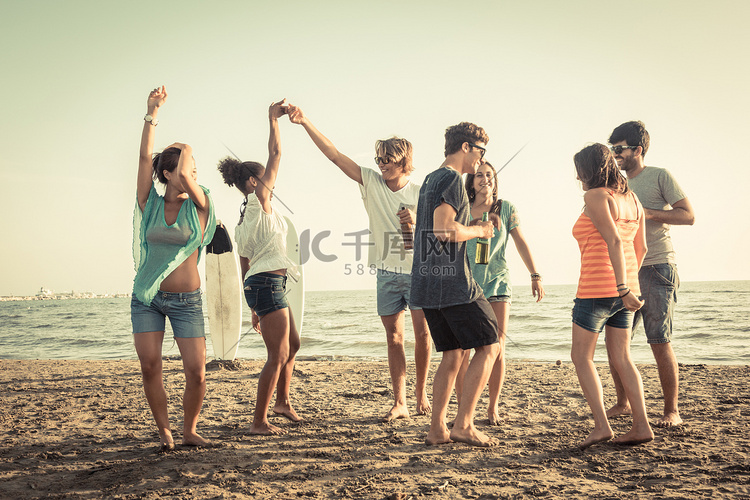 群的朋友开派对在沙滩上