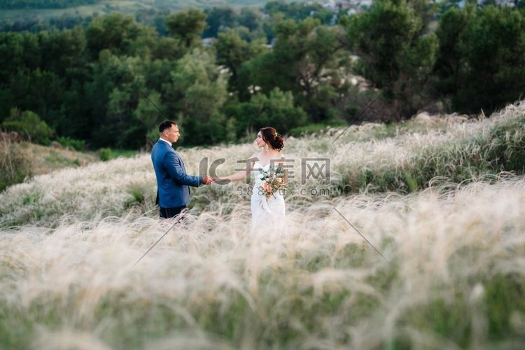 一对相爱的夫妇一个男孩和一个女