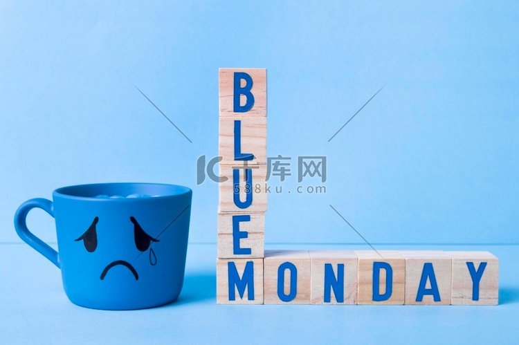 蓝色星期一与木制方块泪杯