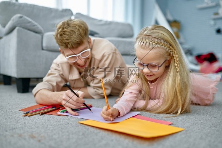 关闭愉快的父亲和女儿小孩子绘画