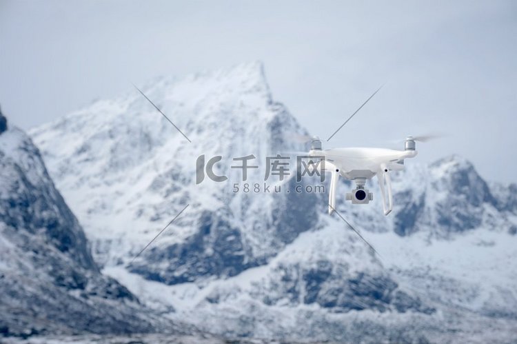 四轴无人机与数码相机在山区。带