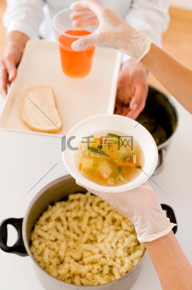 高角度的人收到食物世界粮食日