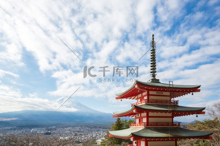 以富士山山水山城为背景的红塔