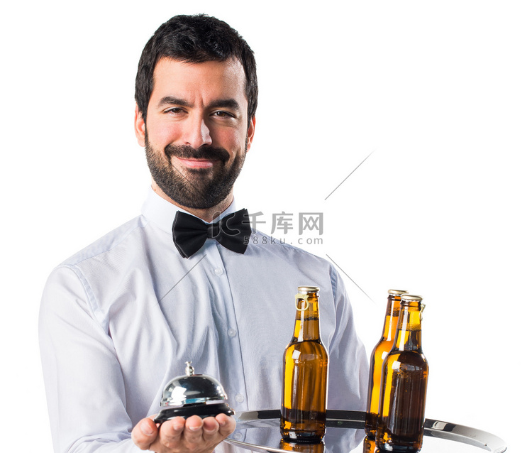 服务员拿着铃铛，托盘上的啤酒瓶