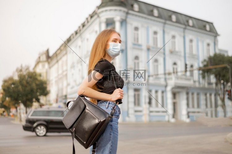 妇女戴着口罩外