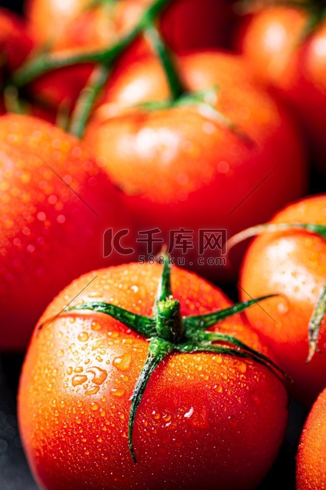 红色成熟的西红柿与水滴。宏观背