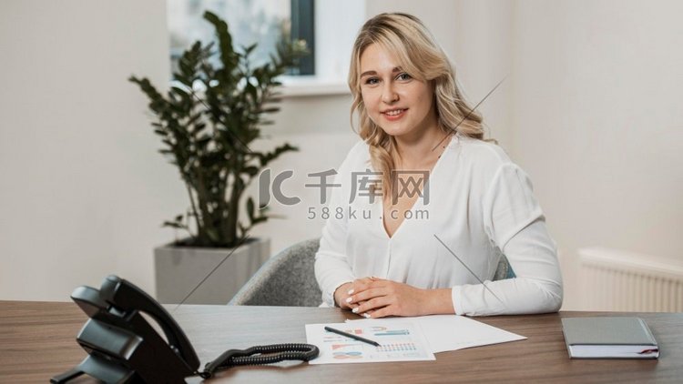 一位身穿白色衬衫的前视女性办公