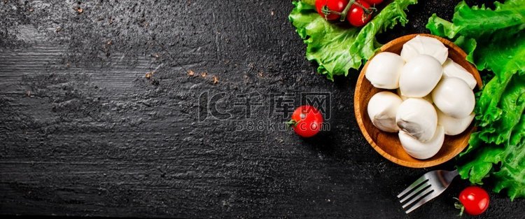 马苏里拉奶酪配樱桃西红柿和生菜