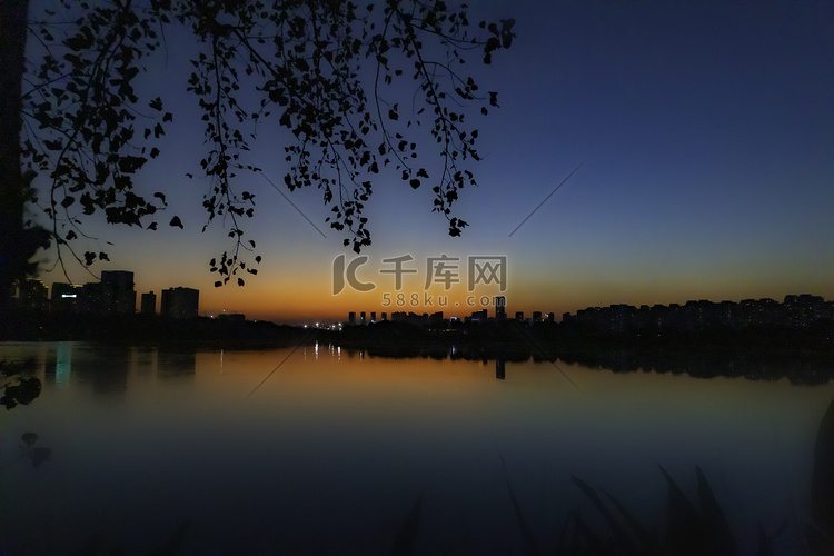 洋湖黄昏天际线湖面倒影摄影图配