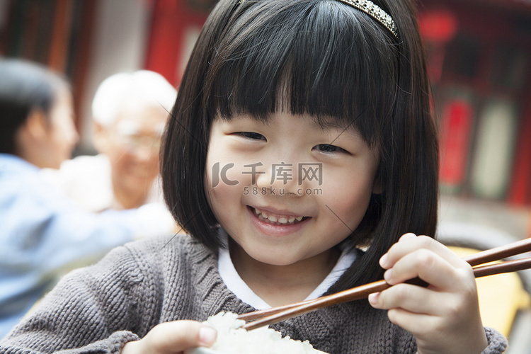 小女孩吃米饭