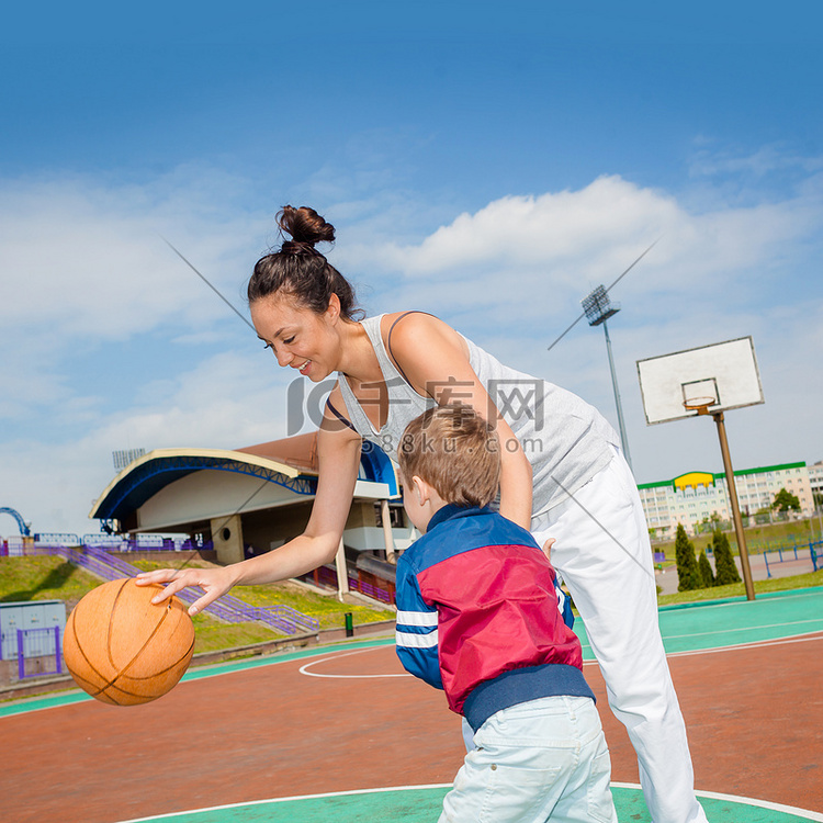 妈妈和小儿子打篮球