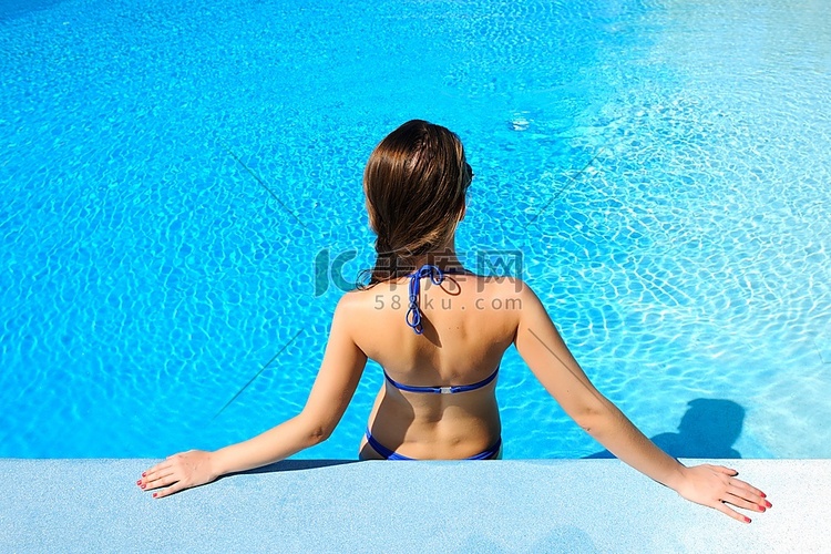 在游泳池里放松的女人
