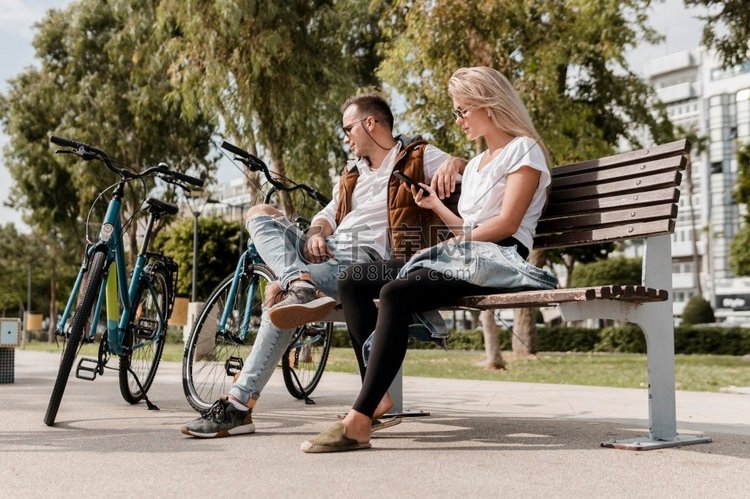 坐在自行车长凳上的男人和女人