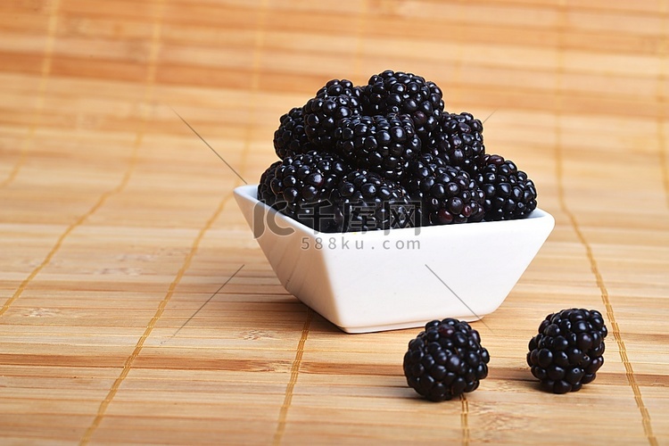 黑莓在白色陶瓷碗木背景