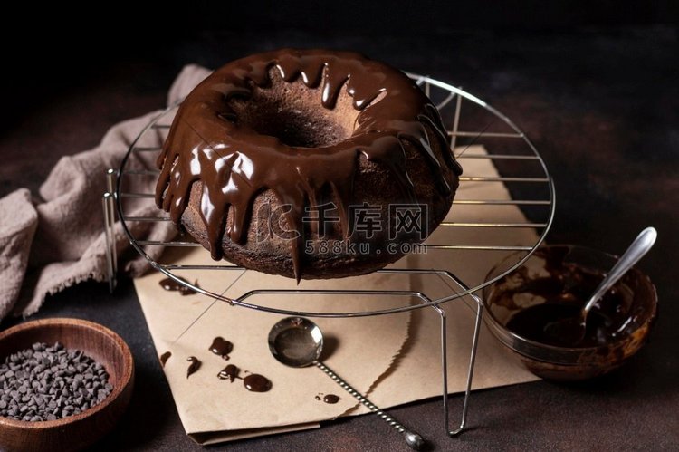 高角度巧克力蛋糕概念