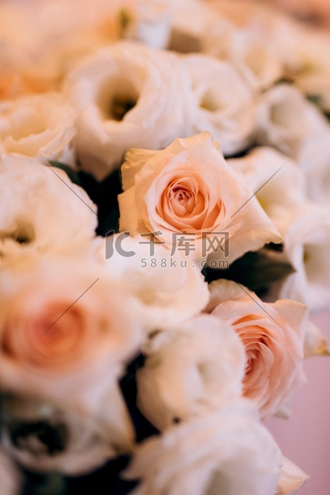 一束软粉红色玫瑰在婚礼装饰