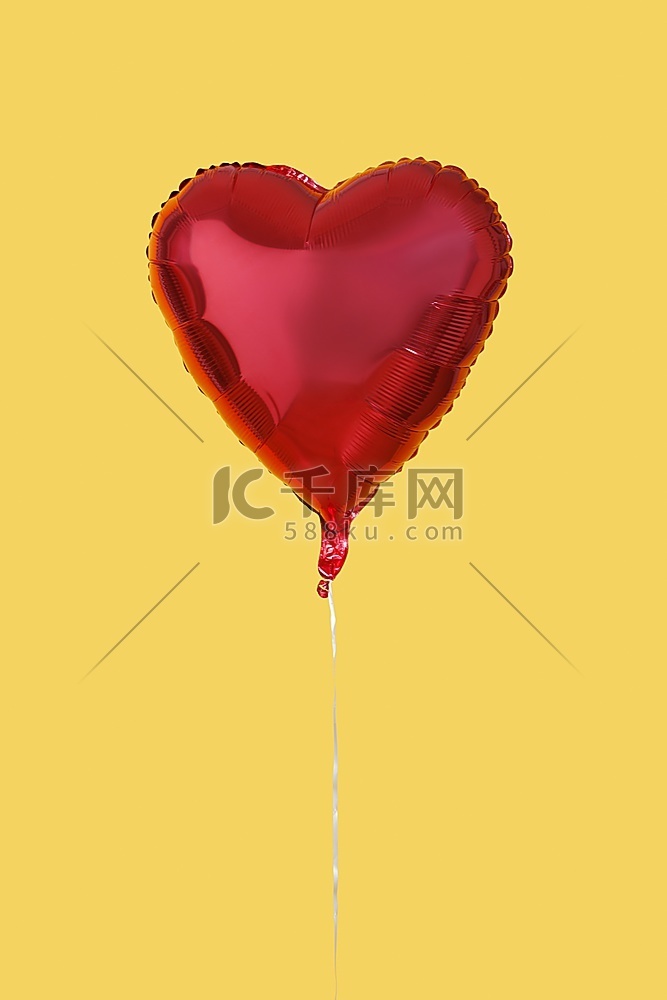 黄色背景上的红色心形气球