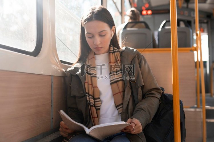乘客阅读乘坐电车2