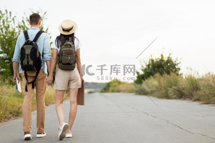 背影年轻夫妇走在路上