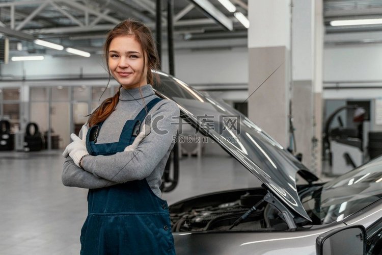 年轻女性从事汽车服务工作