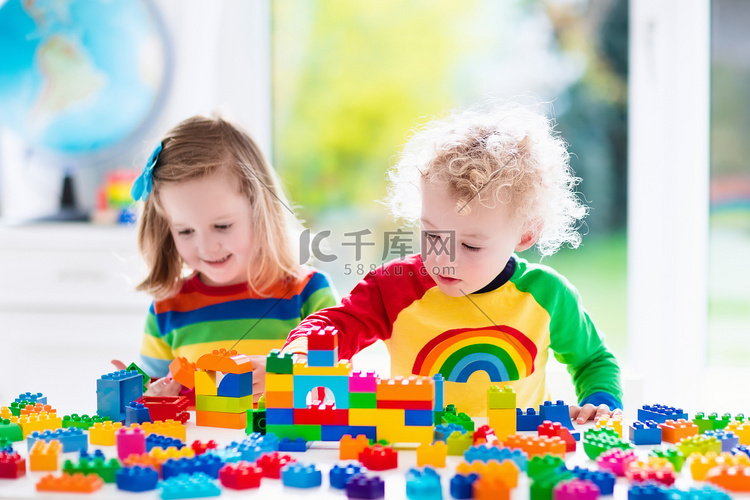 孩子们玩彩色塑料积木