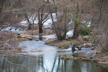 一个男人在河上钓鱼