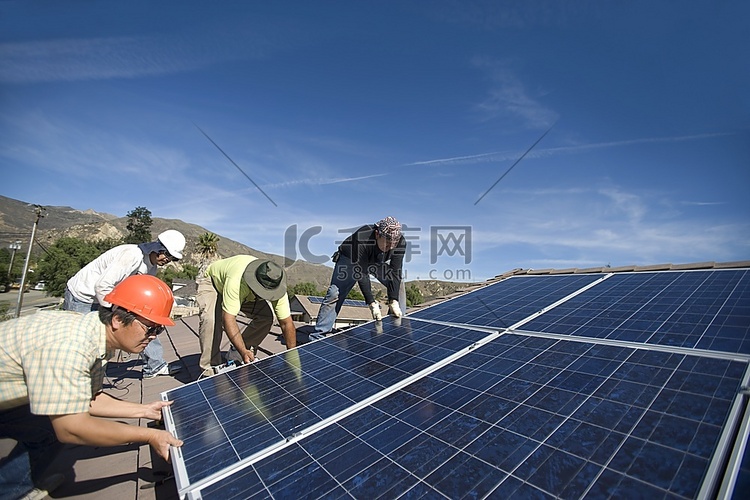一群人放下一块巨大的太阳能电池