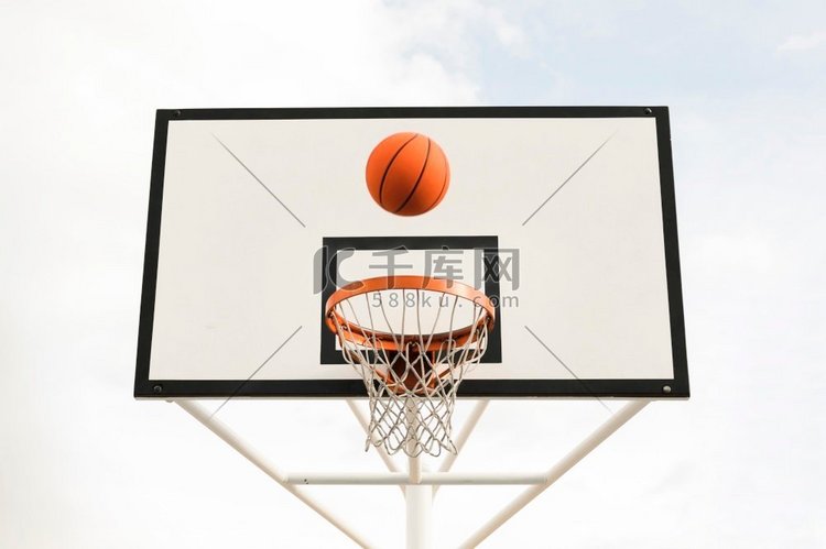 低角度篮球篮筐。高分辨率照片。