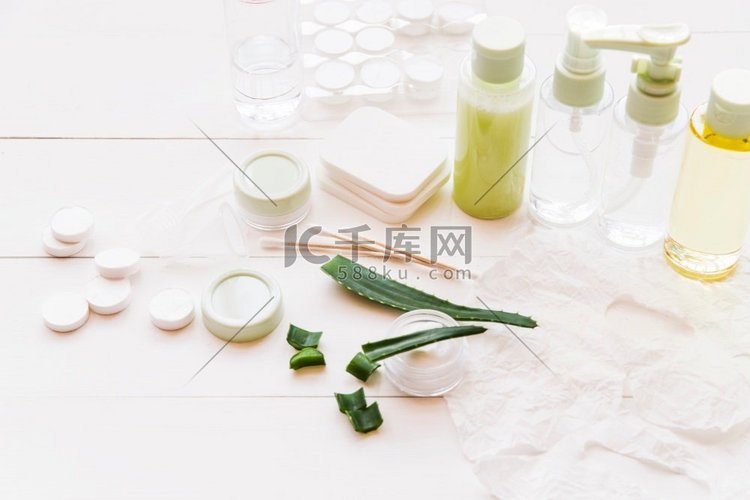 不同类型天然化妆品产品白色木桌