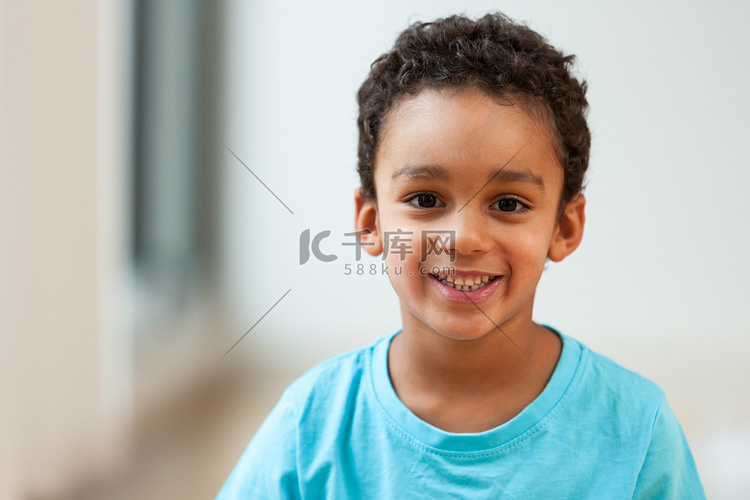 微笑的可爱小非洲裔美国男孩的肖