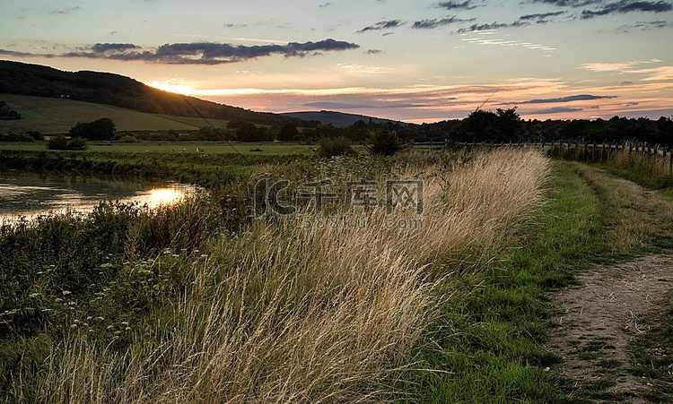 美丽的晚夏夕阳在乡村的河面上