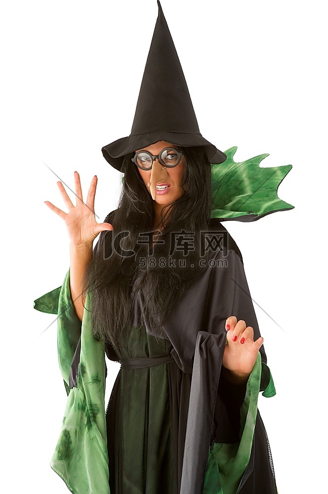 又老又丑的女巫，穿着黑绿相间的