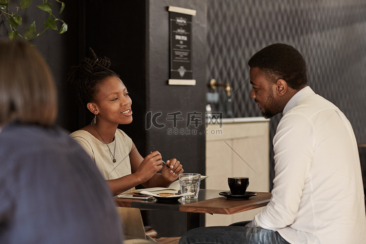 情侣在约会时喝咖啡聊天