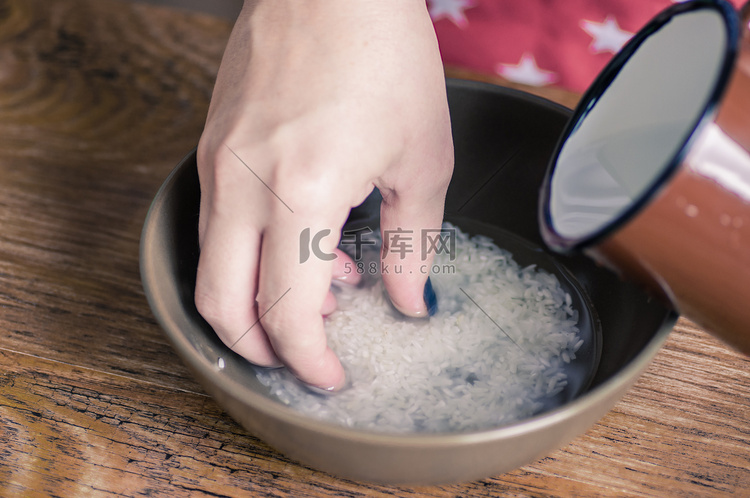 洗水稻田的女人