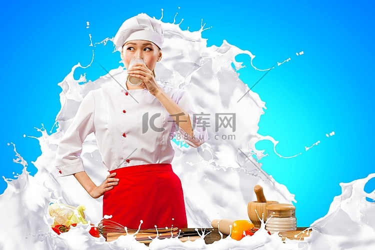 亚洲女厨师在喝牛奶的颜色背景下