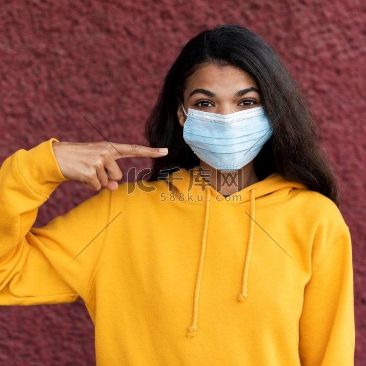 非洲裔美国妇女戴着医用口罩