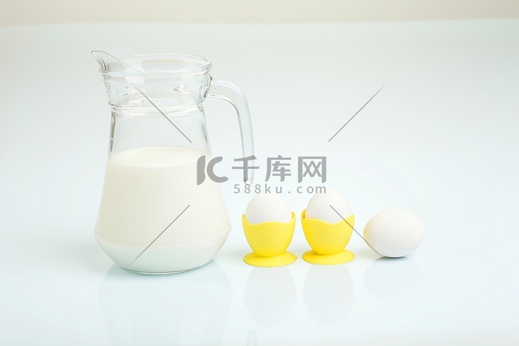 玻璃瓶里的牛奶和桌子上的鸡蛋