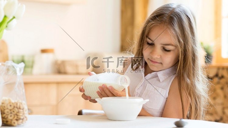前视图年轻的女孩吃谷物早餐