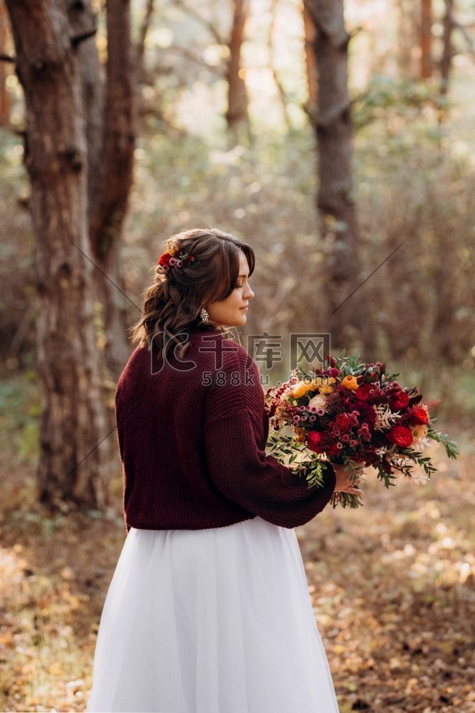 秋天森林里穿着婚纱的女孩在野树
