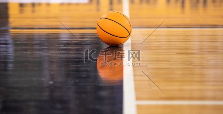 篮球比赛专注于球