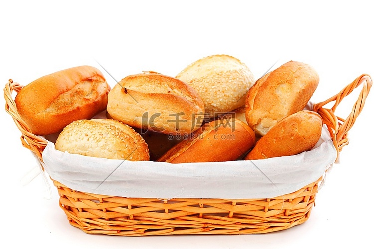 柳条篮子里的面包，白色隔开
