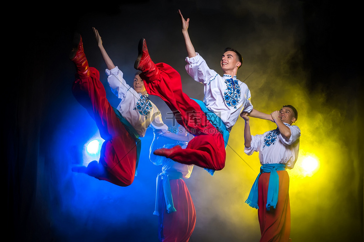 四个年轻人在乌克兰民族服饰舞蹈