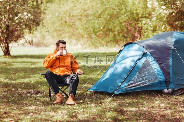 露营，旅游和旅行概念—快乐的人
