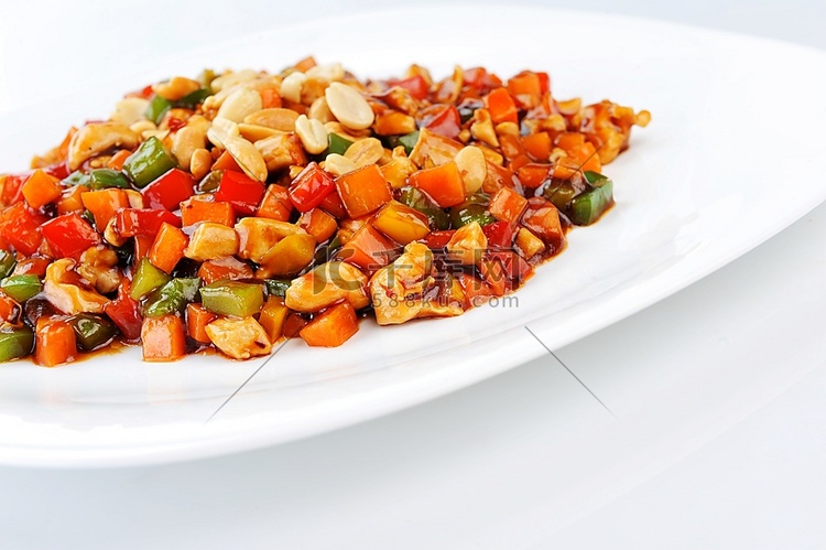 盘子里有蒸蔬菜和花生肉。中国菜