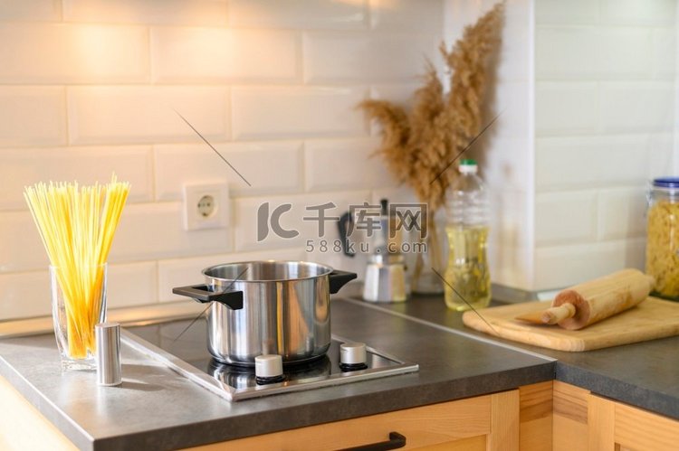 现代化的厨房意大利面玻璃。高分