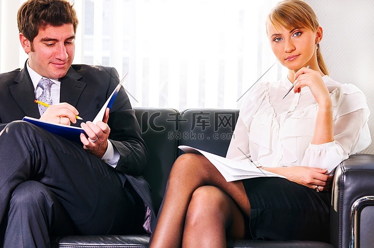 两个商务人士正坐在办公室的真皮