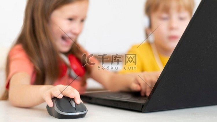 使用笔记本电脑鼠标的年轻男孩女