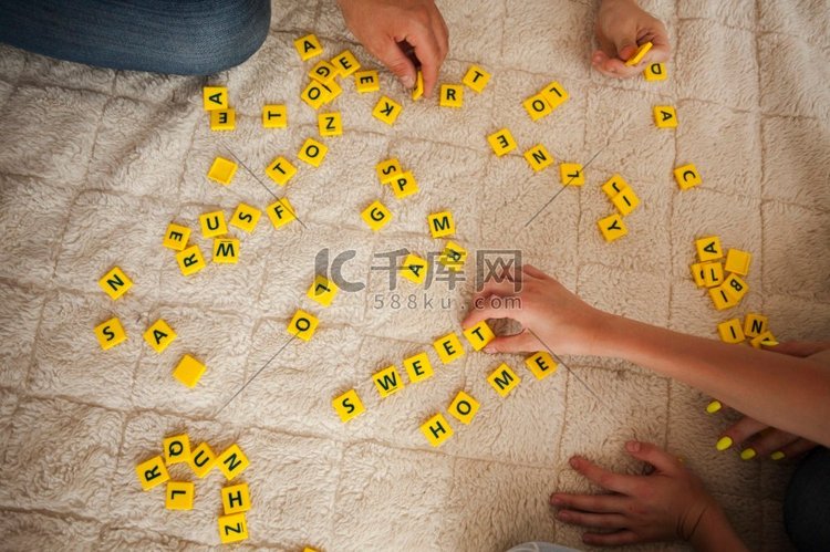 高角度看手玩拼字游戏地毯