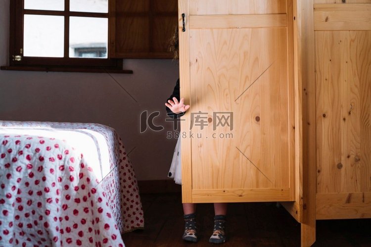 女孩站在木柜里